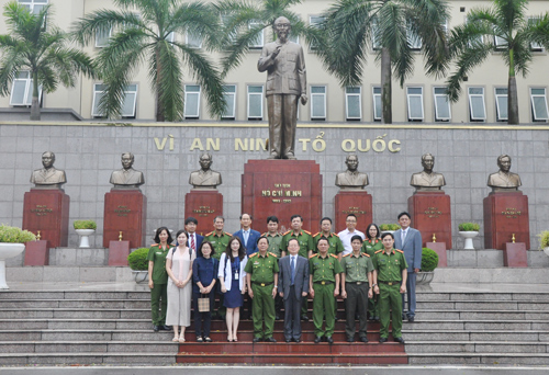 The representatives took souvenir photograph after handover ceremony